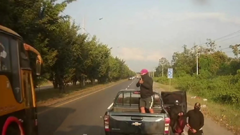 Hombres encapuchados y armados con pistolas y fusiles interceptaron al conductor de un camión en la vía Durán-Boliche, en Guayas. 