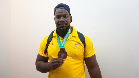 El pesista Dixon Arroyo con su medalla de bronce de los Juegos Panamericanos, el 24 de octubre de 2023.