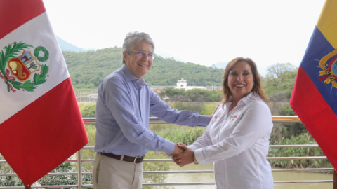 Guillermo Lasso y Dina Boluarte en un encuentro en junio de 2023