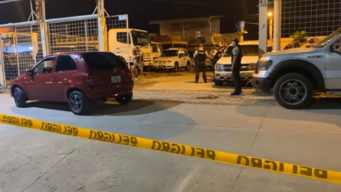 La Policía en un patio de carros de Machala, donde ocurrió un triple crimen, el 24 de julio de 2023.