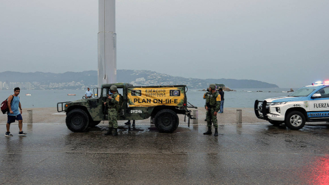 Soldados del Ejército mexicano en Acapulco, ante la inminente llegada del huracán Otis, el 24 de octubre de 2023. 