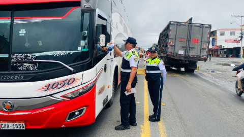 Un operativo de la Comisión de Tránsito del Ecuador en carreteras de Los Ríos el 18 de octubre de 2023.