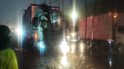 Dos camiones chocaron contra un poste de alumbrado público en la avenida Simón Bolívar, el 26 de octubre de 2023.