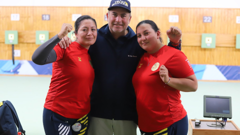 Diana Durango, junto a su entrenador y a Marina Pérez, en los Juegos Panamericanos de Santiago, el 26 de octubre de 2023.