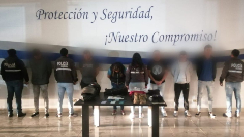 La Policía capturó a seis presuntos asaltantes dedicados al robo, modalidad sacapintas, en Quito, el 25 de octubre de 2023.