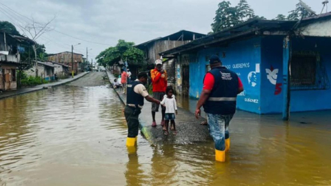 El río Santiago se desbordó en el cantón Eloy Alfaro, de Esmeraldas, el 26 de octubre de 2023.