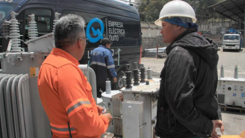 Imagen referencial de trabajadores de la Empresa Eléctrica Quito.