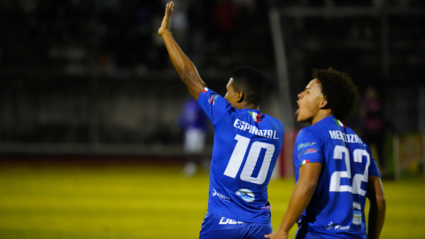 Los jugadores de Imbabura celebra un gol ante Macará por Serie B, el 26 de octubre de 2023.