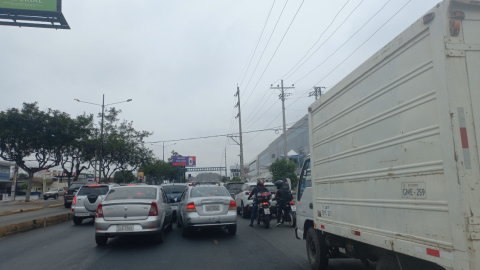 Tránsito de vehículos detenido en la avenida Carlos Julio Arosemena, norte de Guayaquil, durante las primeras horas del apagón de luz, el 27 de octubre de 2023.