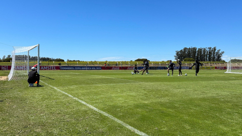 Los jugadores de Liga de Quito entrenan penales el viernes 27 de octubre de 2023.