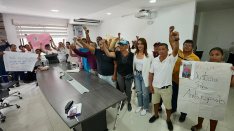 Amigos y familiares de Ana Espinales, en la municipalidad de Manta pidiendo ayuda para liberarla. 