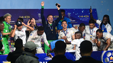 Los jugadores de Liga de Quito festejan en rueda de prensa el título de la Copa Sudamericana, el 28 de octubre de 2023.