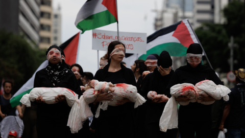 Mujeres sostienen muñecos que simbolizan a niños muertos 29 de octubre de 2023, durante una manifestación contra la ofensiva israelí en Gaza, en la Avenida Paulista de São Paulo (Brasil).