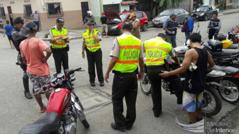 Imagen referencial de policías durante un operativo en Pascuales, parroquia urbana de Guayaquil, en 2022.