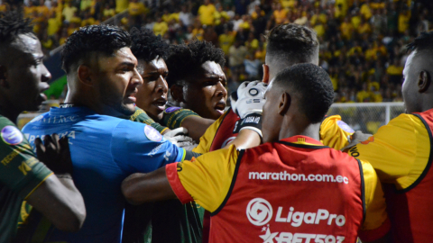 Jugadores de Orense y Barcelona SC forcejean durante el partido disputado el 29 de octubre de 2023.