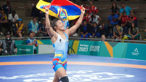 Lucía Yépez festeja con la bandera de Ecuador la medalla en los Juegos Panamericanos, el 3 de noviembre de 2023. 