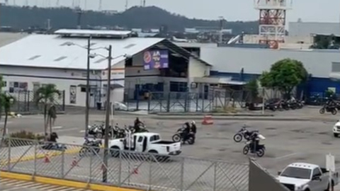 Momentos en que guardias y policías frustran el robo a un carro blindado en Guayaquil, el 29 de octubre de 2023.