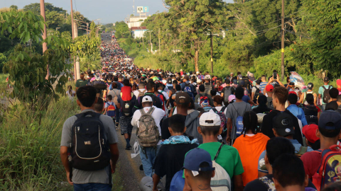 Fotografía aérea de migrantes caminando en caravana para intentar llegar a Estados Unidos, el 30 de octubre de 2023, desde la ciudad de Tapachula, estado de Chiapas (México).