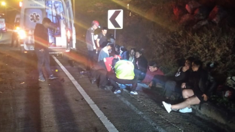 Al menos 19 personas resultaron heridas tras un choque entre un bus y un camión en Oña, Azuay, el 30 de octubre de 2023.