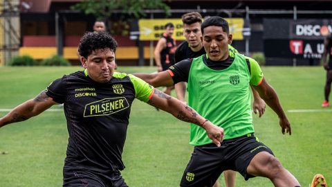 Mario Pineida (i) y Jhon Acurio, durante un entrenamiento de Barcelona SC este 31 de octubre de 2023.