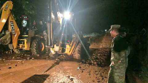 Un militar junto a maquinaria del Ejército en la vía de San Lorenzo, afectada por un deslave de tierra, el 30 de octubre de 2023.