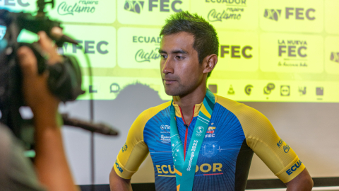 El ciclista ecuatoriano, Jhonatan Narváez, habla en rueda de prensa luego de ganar medalla de oro en los Juegos Panamericanos de Santiago, el 31 de octubre de 2023.
