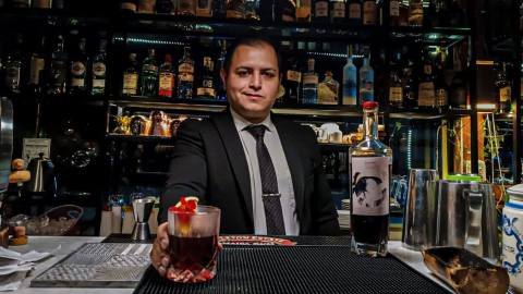 Cristian Hinojosa prepara el cóctel Negroni andino en Rosée, en Cuenca.