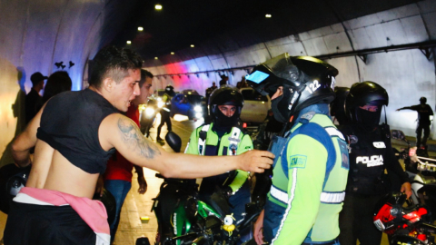 Uno de los motorizados increpa a un agente de la ATM, durante un operativo en un túnel de la ciudad, el 31 de octubre de 2023.