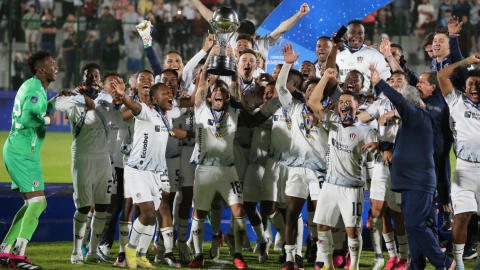 Los jugadores de Liga de Quito celebran el título de la Copa Sudamericana, el 28 de octubre de 2023. 