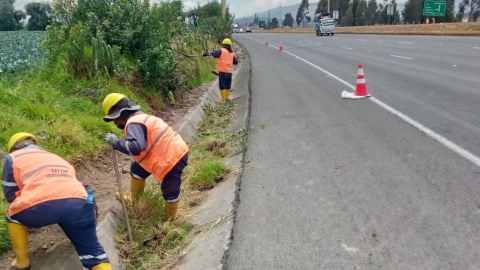 Obreros trabajan en la vía Latacunga-Salcedo, el 1 de noviembre de 2023.