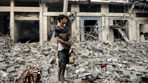 Un menor observa la devastación en el barrio de Tal al-Hawa, en la ciudad de Gaza.