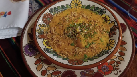 Locro de papas, elaborado con el caldo en el que se rehidrató la carne de chancho, previamente ahumada. Lleva pedazos de carne y pepa de sambo con ají. 