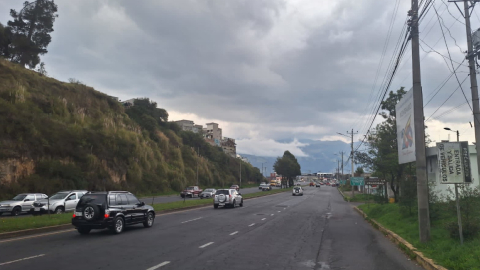 Un tramo de la avenida Simón Bolívar, en Quito, el 21 de octubre de 2023.