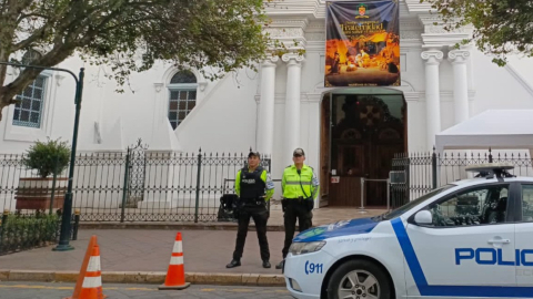 Dos policías comunitarios en los exteriores de un sitio turístico en Cuenca, el 2 de noviembre de 2023.