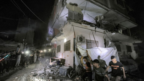 La gente se reúne frente a la casa del periodista de la televisión palestina Mohamed Abu Hatab, quien fue asesinado junto con sus familiares durante el bombardeo israelí, en Khan Yunis, en el sur de la Franja de Gaza, el 2 de noviembre de 2023.