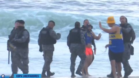 La Policía brasileña detiene a un hincha de Boca Juniors en Copacabana, el 2 de noviembre de 2023. 