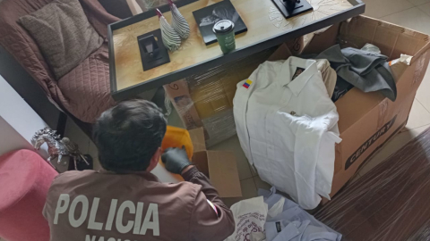 Momentos en que uno de los policías registra una vivienda en Guayaquil, como parte de las investigaciones que involucran a la Prefectura de Pichincha, el 2 de noviembre de 2023.