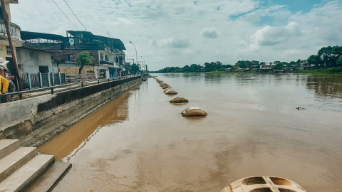 Imagen referencial del malecón de Salitre, en Guayas, y de los recintos ubicados al otro lado de la ribera. 