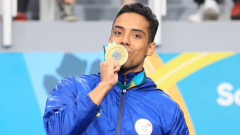 José Acevedo besa la medalla de oro en los Juegos Panamericanos de Santiago, el 4 de noviembre de 2023.