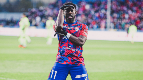 John Yeboah celebrando su gol con el Raków Częstochowa este domingo 5 de noviembre.