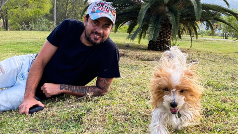 Jaime Iván Kaviedes junto a su mascota.