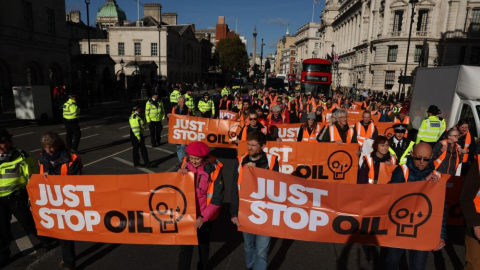 Activistas de 'Just Stop Oil' protestan cuando el ejecutivo británico decidió atribuir nuevas licencias de exploración y de perforaciones en busca de hidrocarburos en el Mar del Norte.