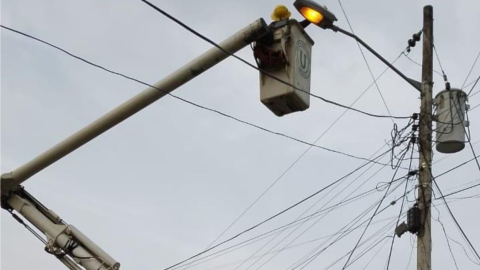 Trabajos en el sistema eléctrico de Manabí.