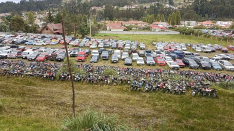 Imagen referencial de carros y motos en un patio de retención de la Policía. 