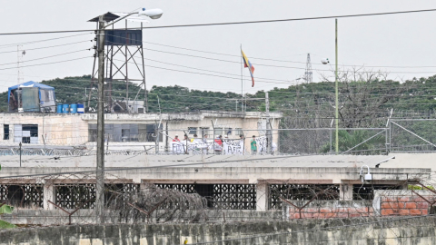 Imagen referencial de los exteriores de la Penitenciaría del Litoral, con reos en los techos, en agosto de 2023.