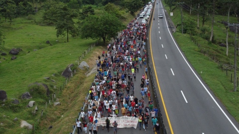 Vista aérea de la caravana de migrantes más grande en México, en lo que va de 2023.