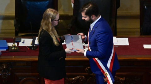 El presidente de Chile, Gabriel Boric, recibe el texto de la propuesta de nueva Constitución, el 6 de noviembre de 2023.