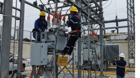 Imagen referencial. Trabajadores en una subestación eléctrica de CNEL, el 12 de octubre de 2023. 