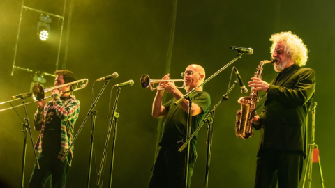 El grupo argentino Los Fabulosos Cadillacs fusiona ska, rock latino, entre otros estilos musicales. 