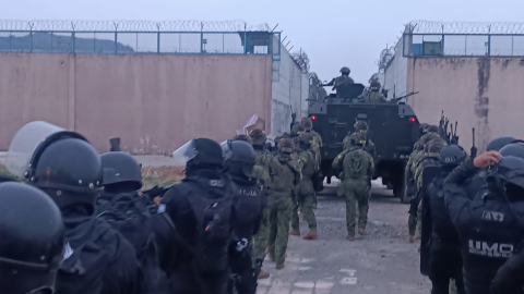 Momentos en que militares y policías ingresan a la Penitenciaría del Litoral, en Guayaquil, el 8 de noviembre de 2023.